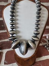 Load image into Gallery viewer, Graduated Navajo Pearl Necklace