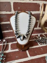 Load image into Gallery viewer, Graduated Navajo Pearl Necklace
